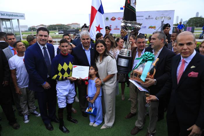 El jinete Jimmy Carrión junto al presidente de la República, José Raúl Mulino, en la entrega de su premio. El jinete Jimmy Carrión junto al presidente de la República, José Raúl Mulino, en la entrega de su premio.