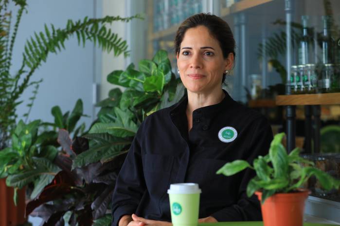 En su espacio de trabajo, Sofy Durán combina la calidez de los recuerdos familiares con la disciplina de una empresaria apasionada por la gastronomía. En su espacio de trabajo, Sofy Durán combina la calidez de los recuerdos familiares con la disciplina de una empresaria apasionada por la gastronomía.