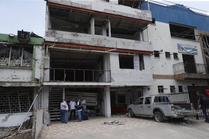 Fotografía que muestra casas afectadas por una explosión, el pasado viernes 22 de agosto en Cali (Colombia). Fotografía que muestra casas afectadas por una explosión, el pasado viernes 22 de agosto en Cali (Colombia).