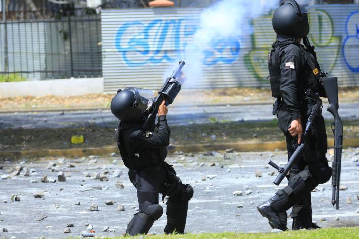 Los enfrentamientos entre unidades antidisturbios y los miembros del Suntracs se registraron el 12 de febrero. Los enfrentamientos entre unidades antidisturbios y los miembros del Suntracs se registraron el 12 de febrero.