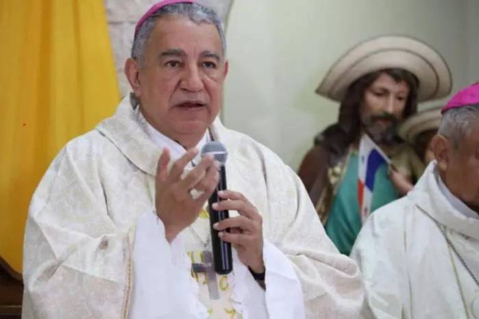El arzobispo pidió justicia y acción tras las tragedias del bus incendiado y el dietilenglicol, recordando que la indiferencia “hiere comunidades y apaga vidas inocentes”. El arzobispo pidió justicia y acción tras las tragedias del bus incendiado y el dietilenglicol, recordando que la indiferencia “hiere comunidades y apaga vidas inocentes”.