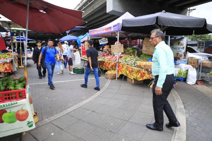 Vendedores informales luchan por mantener a sus familias mientras la Alcaldía analiza alternativas de reubicación y apoyo económico. Vendedores informales luchan por mantener a sus familias mientras la Alcaldía analiza alternativas de reubicación y apoyo económico.
