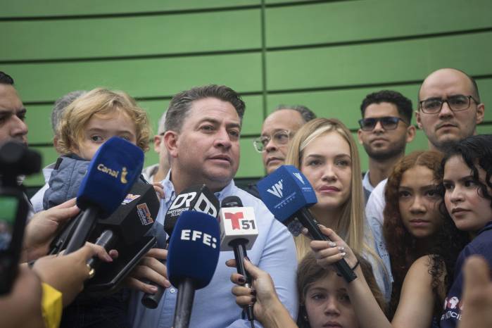 El candidato opositor para la alcaldía del municipio Chacao por el partido Fuerza Vecinal, Gustavo Duque (c), habla en una rueda de prensa durante las elecciones municipales y concejales este domingo, en Caracas (Venezuela). EFE/ Boris Vergara El candidato opositor para la alcaldía del municipio Chacao por el partido Fuerza Vecinal, Gustavo Duque (c), habla en una rueda de prensa durante las elecciones municipales y concejales este domingo, en Caracas (Venezuela). EFE/ Boris Vergara