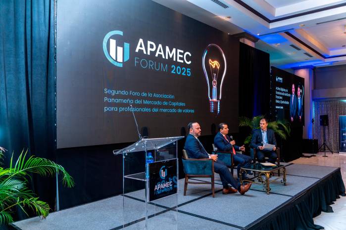 Sergi Lucas, presidente de la Apamec, quien moderó el panel de expertos, afirmó que: “Panamá administra hoy más de 65.000 millones de dólares en activos”. Sergi Lucas, presidente de la Apamec, quien moderó el panel de expertos, afirmó que: “Panamá administra hoy más de 65.000 millones de dólares en activos”.