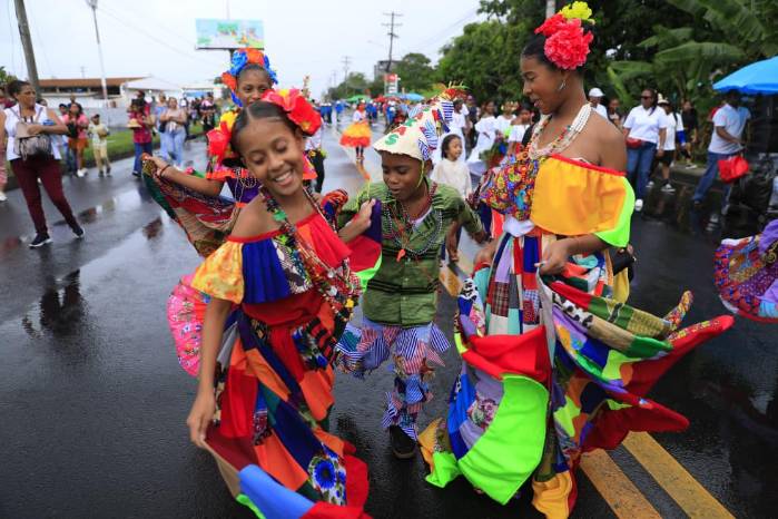 Niños y niñas bailan la pieza tradicional El Congo, durante el desfile. Niños y niñas bailan la pieza tradicional El Congo, durante el desfile.
