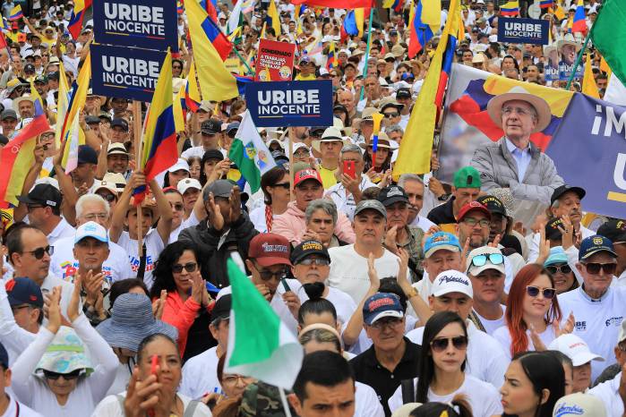 El expresidente Álvaro Uribe impulsa la definición del candidato del Centro Democrático tras el magnicidio de Miguel Uribe Turbay, que marcó un giro en la derecha colombiana. El expresidente Álvaro Uribe impulsa la definición del candidato del Centro Democrático tras el magnicidio de Miguel Uribe Turbay, que marcó un giro en la derecha colombiana.
