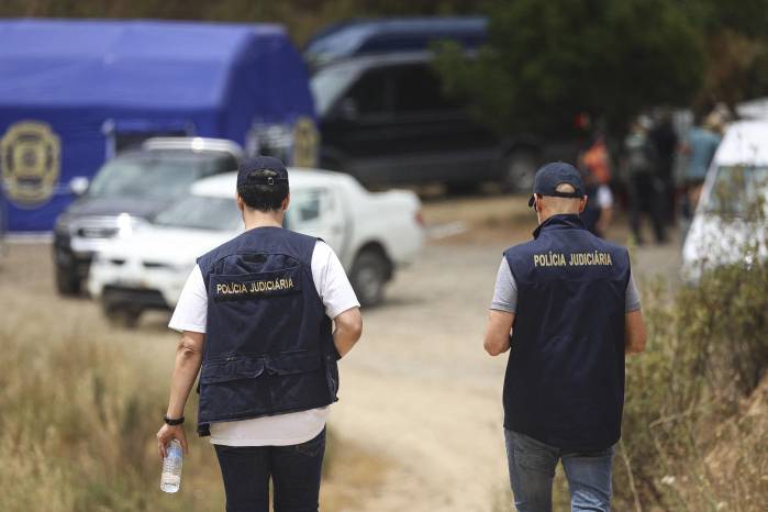 Las autoridades portuguesas de la Policía Judicial (PJ), unidad de investigación criminal, trabajan durante una nueva operación de búsqueda en el marco de la investigación por la desaparición de Madeleine McCann. Las autoridades portuguesas de la Policía Judicial (PJ), unidad de investigación criminal, trabajan durante una nueva operación de búsqueda en el marco de la investigación por la desaparición de Madeleine McCann.