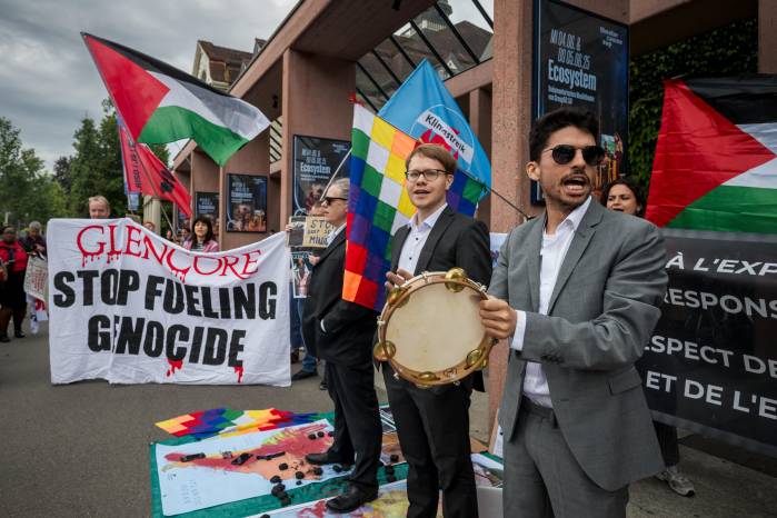 Activistas de ONG suizas e internacionales se manifiestan frente al Teatro Casino de Zug durante la asamblea general anual de Glencore, el gigante suizo de la minería y el comercio de materias primas, en Zug, Suiza central, el 28 de mayo de 2025. Activistas de ONG suizas e internacionales se manifiestan frente al Teatro Casino de Zug durante la asamblea general anual de Glencore, el gigante suizo de la minería y el comercio de materias primas, en Zug, Suiza central, el 28 de mayo de 2025.