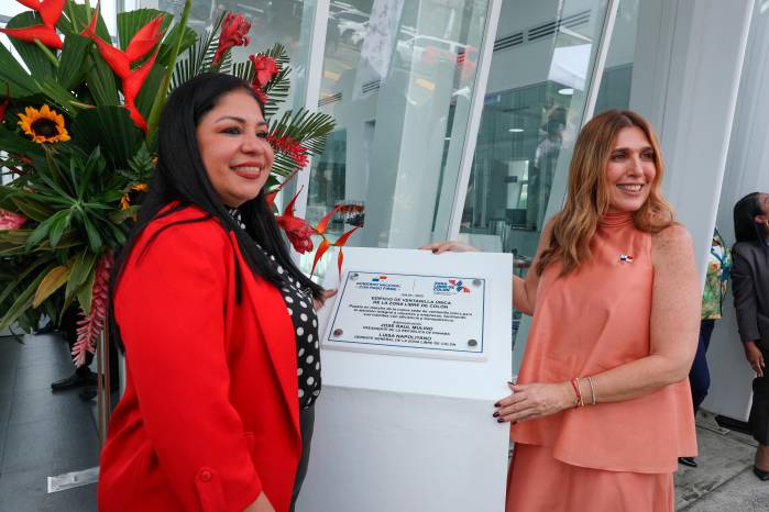 Soraya Valdivieso, directora de Aduanas, y Luisa Napolitano, gerente general de la ZLC, develan placa en la nueva Ventanilla Única. Soraya Valdivieso, directora de Aduanas, y Luisa Napolitano, gerente general de la ZLC, develan placa en la nueva Ventanilla Única.