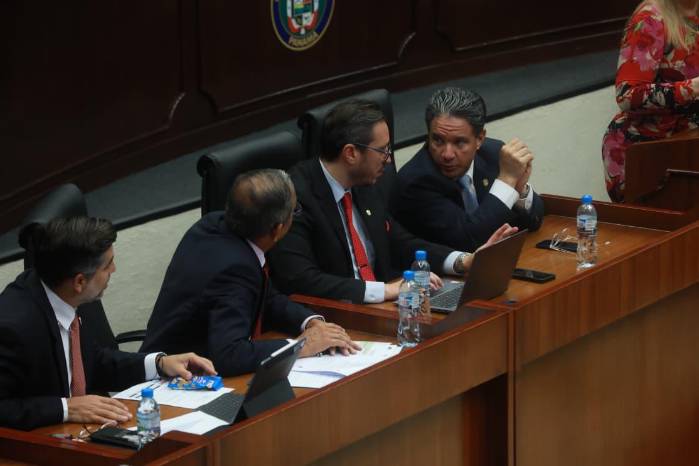 Autoridades del Miviot y el MEF discuten las interrogantes de los diputados. Autoridades del Miviot y el MEF discuten las interrogantes de los diputados.
