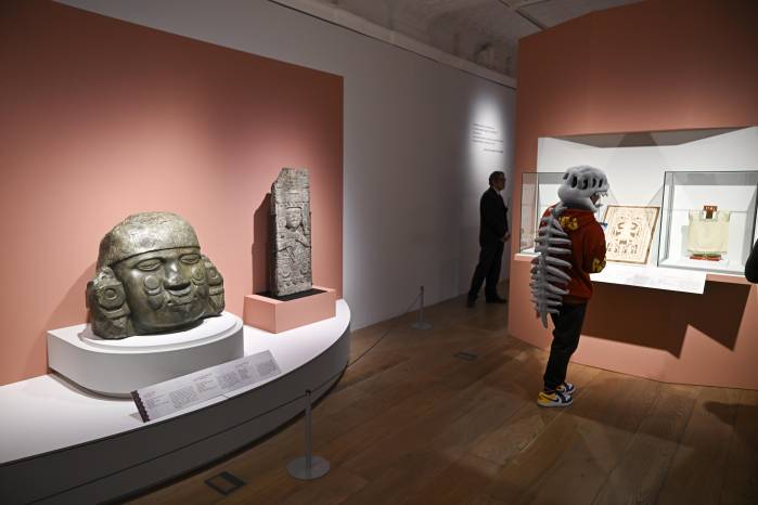 La exposición consta de cerámicas, textiles, esculturas y joyas expuestas en varios sitios de Madrid. La exposición consta de cerámicas, textiles, esculturas y joyas expuestas en varios sitios de Madrid.