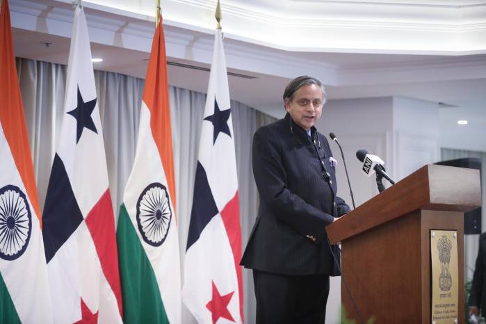Dr. Shashi Tharoor (jefe de la delegación), miembro del Parlamento Lok Sabha. Dr. Shashi Tharoor (jefe de la delegación), miembro del Parlamento Lok Sabha.