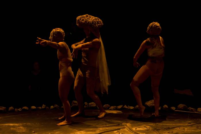 Umbral es una obra que se inspira en el dolor y la resiliencia. Umbral es una obra que se inspira en el dolor y la resiliencia.