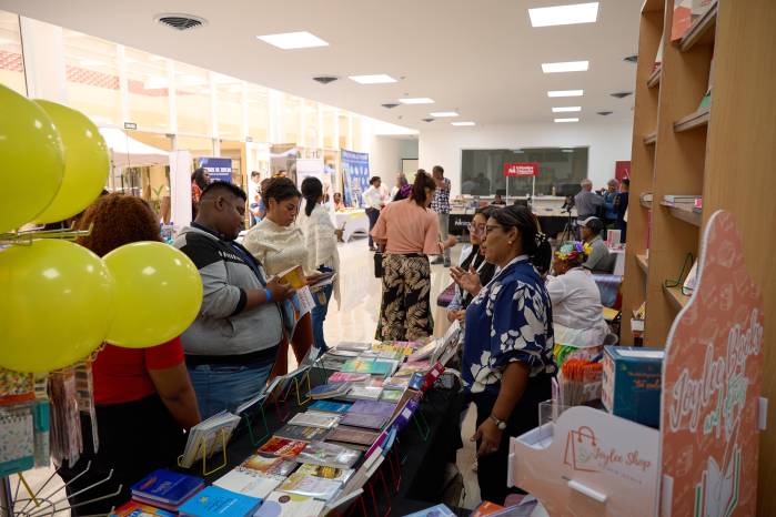 Personas asisten a la Feria del Libro de Colón. Personas asisten a la Feria del Libro de Colón.