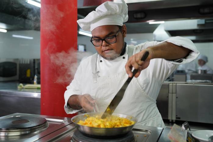 El chef Jorshua Espinosa elabora un delicioso plato de Ackee con bacalao. El chef Jorshua Espinosa elabora un delicioso plato de Ackee con bacalao.