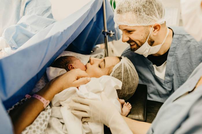 La Organización Mundial de la Salud (OMS) establece un conjunto de 56 recomendaciones para los cuidados durante el parto. La Organización Mundial de la Salud (OMS) establece un conjunto de 56 recomendaciones para los cuidados durante el parto.
