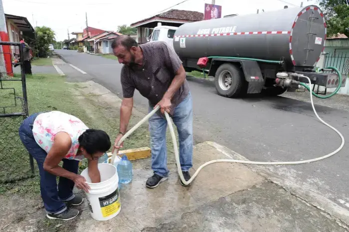 Muchas familias utilizan camiones cisterna para abastecerse de agua. Muchas familias utilizan camiones cisterna para abastecerse de agua.