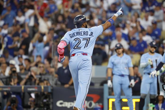 Vladimir Guerrero, primera base de los Azulejos de Toronto, saluda a la afición tras conectar un jonrón en el cuarto juego de la Serie Mundial. Vladimir Guerrero, primera base de los Azulejos de Toronto, saluda a la afición tras conectar un jonrón en el cuarto juego de la Serie Mundial.