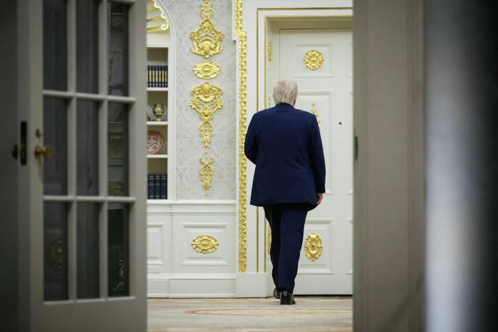 El presidente de Estados Unidos, Donald Trump, camina por la Oficina Oval. El presidente de Estados Unidos, Donald Trump, camina por la Oficina Oval.