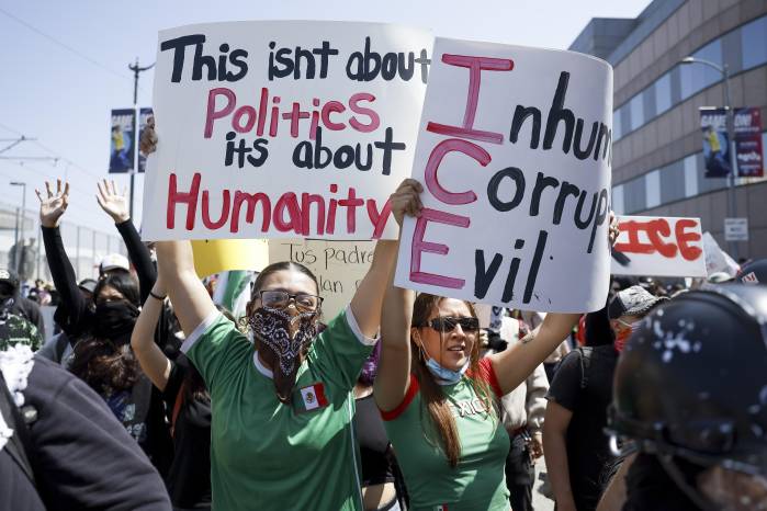 Fotografía de archivo de personas mientras protestan contra las redadas migratorias en Los Ángeles (EE.UU.). Fotografía de archivo de personas mientras protestan contra las redadas migratorias en Los Ángeles (EE.UU.).