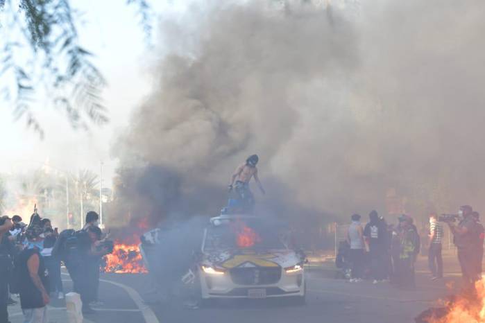Manifestantes se alzan en protesta por las recientes detenciones de inmigrantes, en medio de una creciente disputa entre autoridades estatales y federales. Manifestantes se alzan en protesta por las recientes detenciones de inmigrantes, en medio de una creciente disputa entre autoridades estatales y federales.
