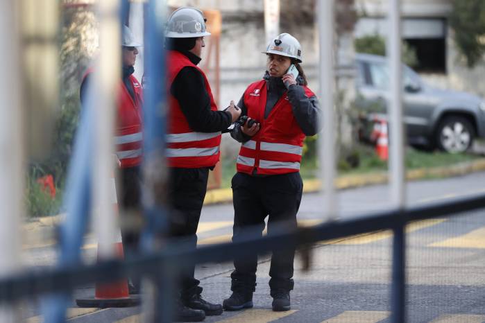 Trabajadores custodian el acceso a las oficinas centrales de la División El Teniente, este sábado, en Rancagua (Chile). Trabajadores custodian el acceso a las oficinas centrales de la División El Teniente, este sábado, en Rancagua (Chile).