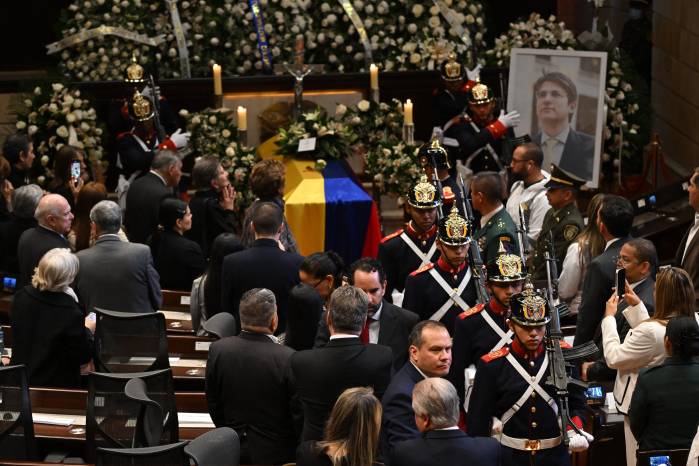 Miembros de la Guardia Presidencial realizan el cambio de guardia frente al ataúd y el retrato del candidato presidencial colombiano asesinado Miguel Uribe mientras su cuerpo yace en vela en el Congreso en Bogotá el 12 de agosto de 2025. Miembros de la Guardia Presidencial realizan el cambio de guardia frente al ataúd y el retrato del candidato presidencial colombiano asesinado Miguel Uribe mientras su cuerpo yace en vela en el Congreso en Bogotá el 12 de agosto de 2025.