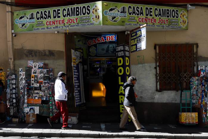 La economía boliviana, que en los últimos dos años dejó de percibir entre 5.000 y 8.000 millones de dólares por factores como la caída de las exportaciones de gas natural. La economía boliviana, que en los últimos dos años dejó de percibir entre 5.000 y 8.000 millones de dólares por factores como la caída de las exportaciones de gas natural.