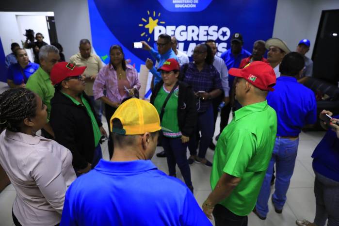 Dirigentes magisteriales conversan con sus bases tras la firma del acuerdo. Dirigentes magisteriales conversan con sus bases tras la firma del acuerdo.