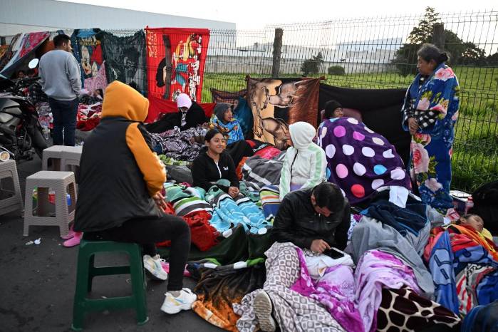 La gente permanece en la calle después de que una serie de terremotos sacudieran el área en Palin, Guatemala, el 9 de julio de 2025. La gente permanece en la calle después de que una serie de terremotos sacudieran el área en Palin, Guatemala, el 9 de julio de 2025.