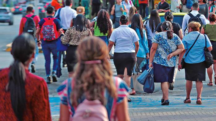 El desempleo juvenil alcanza el 17,8 %, mientras que entre los adultos mayores de 30 años apenas llega al 6,7 %. El desempleo juvenil alcanza el 17,8 %, mientras que entre los adultos mayores de 30 años apenas llega al 6,7 %.