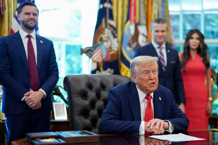 La alocución desde la emblemática oficina presidencial será la primera aparición oficial de Trump desde hace una semana cuando celebró una reunión con su gabinete abierta a la prensa. La alocución desde la emblemática oficina presidencial será la primera aparición oficial de Trump desde hace una semana cuando celebró una reunión con su gabinete abierta a la prensa.