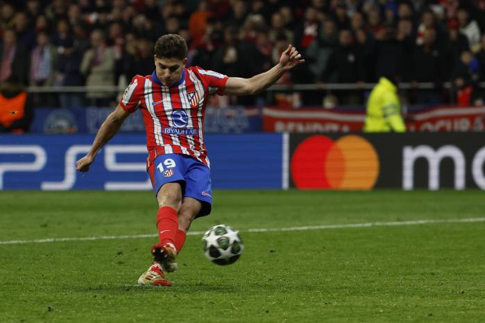 El delantero argentino del Atlético de Madrid Julián Álvarez, en su lanzamiento en la tanda de penaltis durante el partido de vuelta de los octavos de final de la Liga de Campeones ante el Real Madrid. El delantero argentino del Atlético de Madrid Julián Álvarez, en su lanzamiento en la tanda de penaltis durante el partido de vuelta de los octavos de final de la Liga de Campeones ante el Real Madrid.