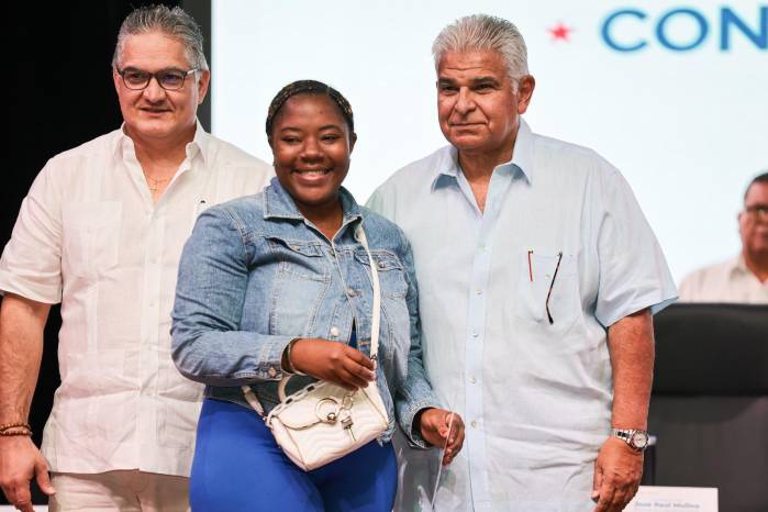 El presidente José Raúl Mulino entregó 540 nuevos apartamentos como parte de la segunda fase del proyecto habitacional Alto de Los Lagos en Colón, beneficiando a más de 2 mil personas. El presidente José Raúl Mulino entregó 540 nuevos apartamentos como parte de la segunda fase del proyecto habitacional Alto de Los Lagos en Colón, beneficiando a más de 2 mil personas.