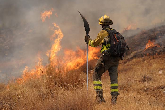 Bomberos forestales combaten un incendio en Castrillo de Cabrera, al noroeste de España. Bomberos forestales combaten un incendio en Castrillo de Cabrera, al noroeste de España.
