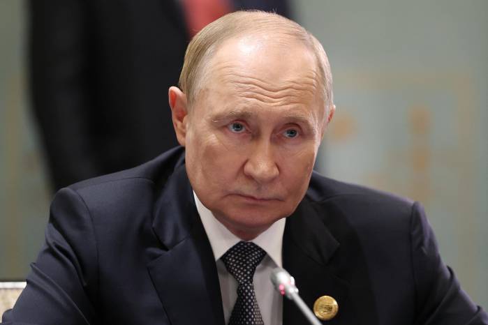 En esta foto compartida por la agencia estatal rusa Sputnik, el presidente ruso, Vladimir Putin, asiste a una reunión con el presidente iraní en el marco de la cumbre de la Organización de Cooperación de Shanghái (OCS) en Tianjin el 1 de septiembre de 2025. En esta foto compartida por la agencia estatal rusa Sputnik, el presidente ruso, Vladimir Putin, asiste a una reunión con el presidente iraní en el marco de la cumbre de la Organización de Cooperación de Shanghái (OCS) en Tianjin el 1 de septiembre de 2025.
