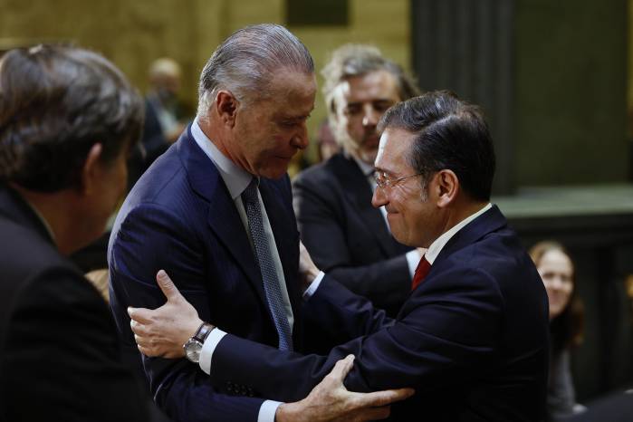 El ministro de Exteriores de España José Manuel Albares, saluda al embajador de México en ese país, Quirino Ordaz. El ministro de Exteriores de España José Manuel Albares, saluda al embajador de México en ese país, Quirino Ordaz.