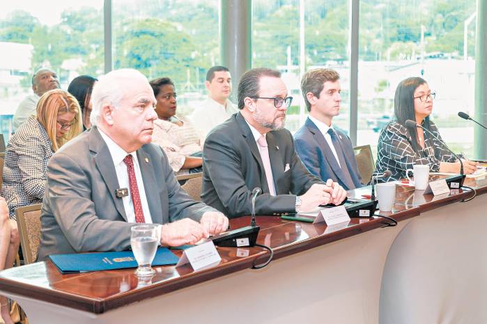 Mesa de autoridades panameñas durante reunión interinstitucional. Mesa de autoridades panameñas durante reunión interinstitucional.
