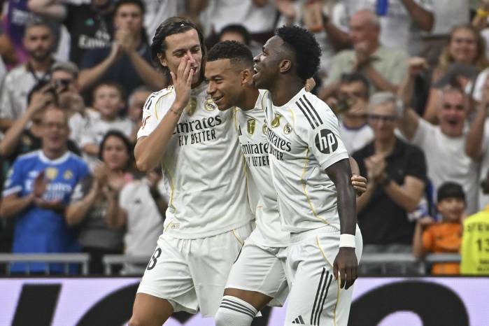 El delantero francés del Real Madrid Kylian Mbappé (c) celebra con Álvaro Carreras (izda) y Vinicius el segundo gol conseguido durante el partido de la jornada 5 de LaLiga EA Sports, que disputan el Real Madrid y el RCD Espanyol, en el estadio Santiago Bernabéu de la capital española. EFE/Fernando Villar El delantero francés del Real Madrid Kylian Mbappé (c) celebra con Álvaro Carreras (izda) y Vinicius el segundo gol conseguido durante el partido de la jornada 5 de LaLiga EA Sports, que disputan el Real Madrid y el RCD Espanyol, en el estadio Santiago Bernabéu de la capital española. EFE/Fernando Villar