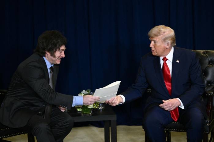 El presidente de Estados Unidos, Donald Trump, se reúne con el presidente argentino, Javier Milei, en el marco de la Asamblea General de las Naciones Unidas en Nueva York, el 23 de septiembre de 2025. El presidente de Estados Unidos, Donald Trump, se reúne con el presidente argentino, Javier Milei, en el marco de la Asamblea General de las Naciones Unidas en Nueva York, el 23 de septiembre de 2025.