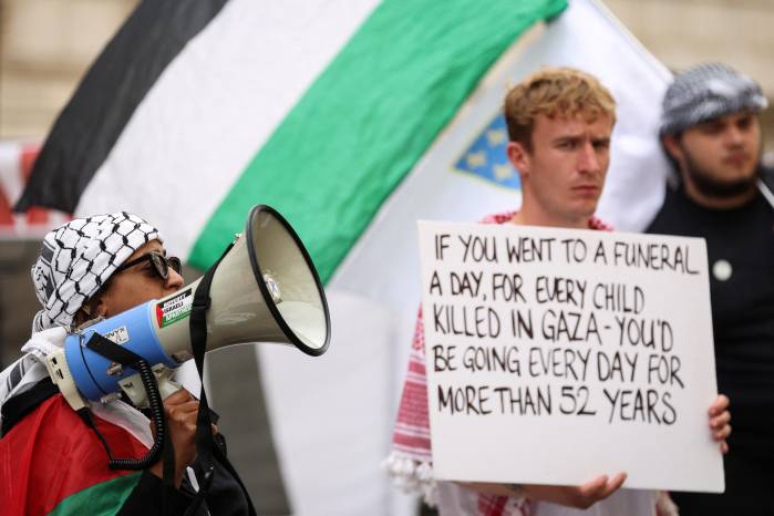 Partidarios propalestinos corearon consignas y portaron pancartas mientras se congregaban frente al Ministerio de Asuntos Exteriores y de la Commonwealth, en el centro de Londres, el 21 de julio de 2025. Partidarios propalestinos corearon consignas y portaron pancartas mientras se congregaban frente al Ministerio de Asuntos Exteriores y de la Commonwealth, en el centro de Londres, el 21 de julio de 2025.