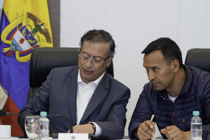 Esta fotografía, difundida por la oficina de prensa de la Presidencia de Colombia, muestra al presidente colombiano Gustavo Petro (izq.) conversando con el ministro de Defensa, Pedro Sánchez, durante una reunión del Consejo de Seguridad tras el atentado contra el senador Miguel Uribe Turbay. Esta fotografía, difundida por la oficina de prensa de la Presidencia de Colombia, muestra al presidente colombiano Gustavo Petro (izq.) conversando con el ministro de Defensa, Pedro Sánchez, durante una reunión del Consejo de Seguridad tras el atentado contra el senador Miguel Uribe Turbay.