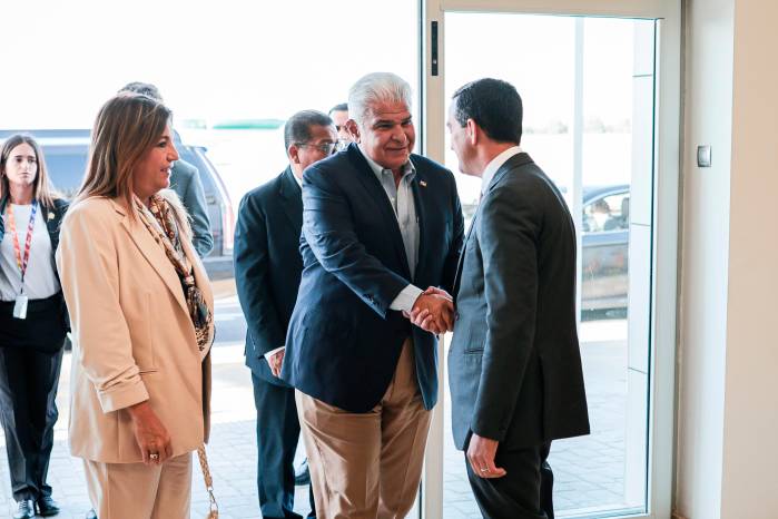 La pareja presidencial de Panamá a su llegada en Panamá. La pareja presidencial de Panamá a su llegada en Panamá.