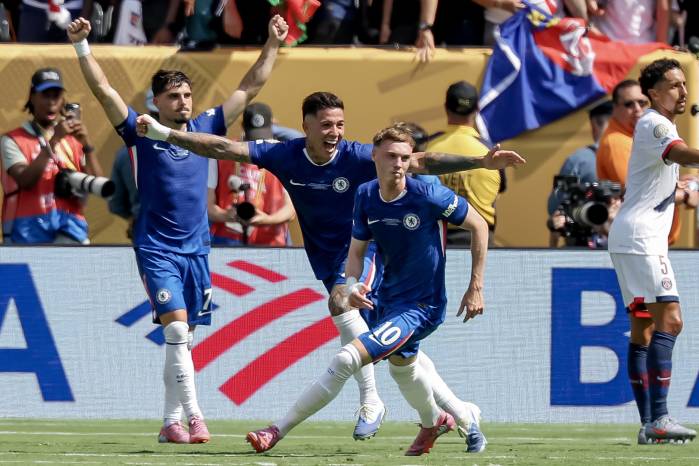 Cole Palmer (der.), de Chelsea, celebra el 2-0 con Enzo Fernandez. Cole Palmer (der.), de Chelsea, celebra el 2-0 con Enzo Fernandez.