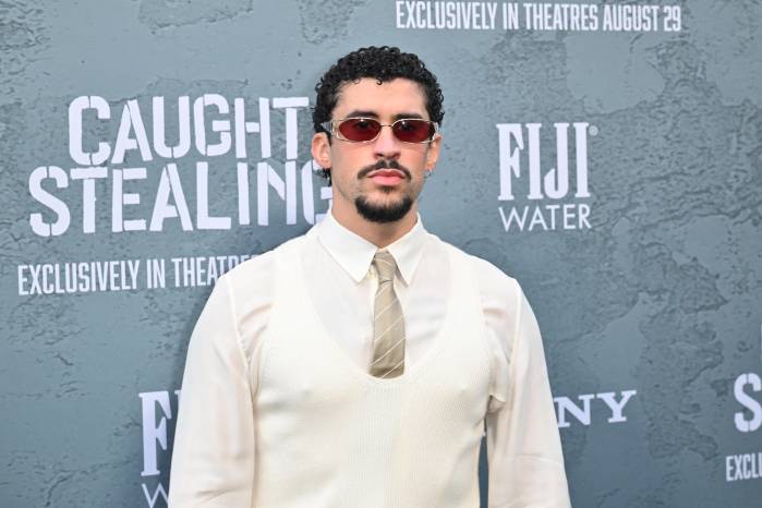 Bad Bunny enfrenta una ola de críticas tras ser confirmado para el Super Bowl 2026, mientras su próxima gira mundial excluye a Estados Unidos por las redadas del ICE. Bad Bunny enfrenta una ola de críticas tras ser confirmado para el Super Bowl 2026, mientras su próxima gira mundial excluye a Estados Unidos por las redadas del ICE.