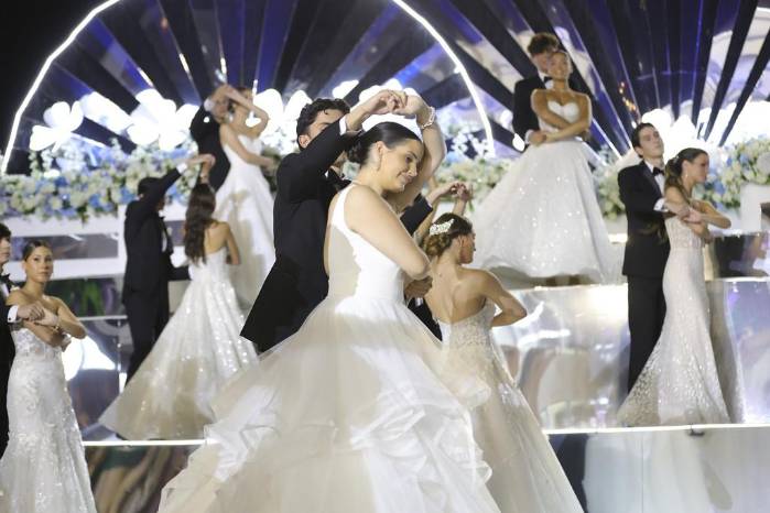 Vista parcial de una coreografía de las debutantes con sus respectivos caballeros. Vista parcial de una coreografía de las debutantes con sus respectivos caballeros.