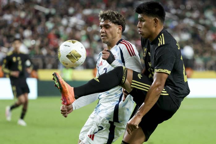 El futbolista mexicano, Jesús Gallardo (der.) y el tico Andy Rojas durante un partido de la Copa Oro 2025. El futbolista mexicano, Jesús Gallardo (der.) y el tico Andy Rojas durante un partido de la Copa Oro 2025.