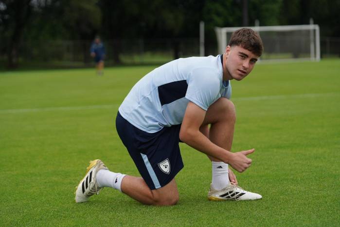 Jugador de la selección de Guatemala en medio del entrenamiento. Jugador de la selección de Guatemala en medio del entrenamiento.