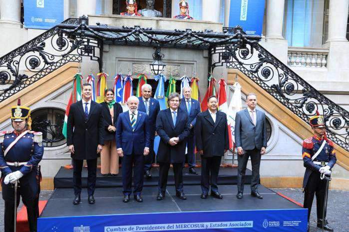 Los presidentes o representantes de los países miembros del Mercosur. Los presidentes o representantes de los países miembros del Mercosur.