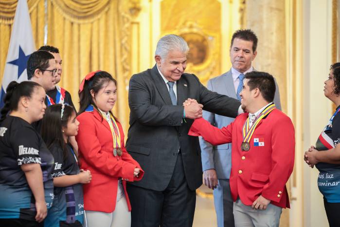 El presidente, José Raúl Mulino, entregó la bandera nacional a la Selección de Panamá de Va’a. El presidente, José Raúl Mulino, entregó la bandera nacional a la Selección de Panamá de Va’a.